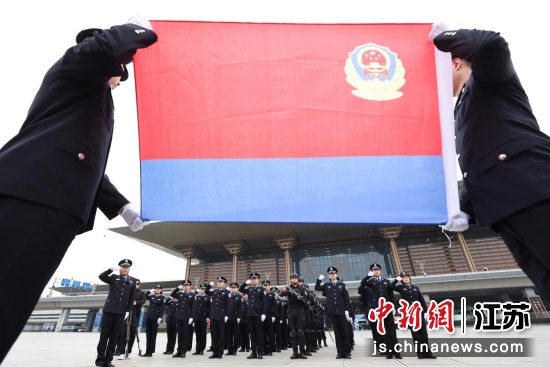 参加活动的民警们集体宣誓。中新网记者 泱波 摄 参加活动的民警们集体宣誓。中新网记者 泱波 摄