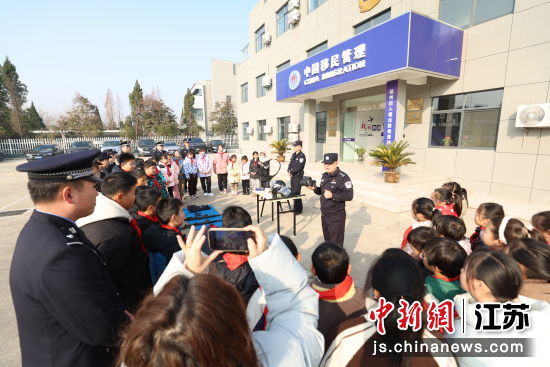 1月9日，扬州余名营文防刺背心、小学新闻