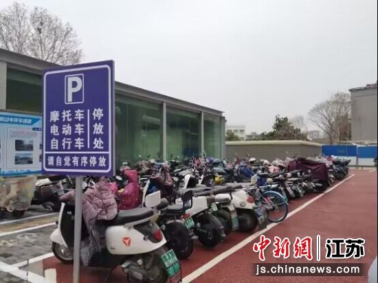南京地鐵曉莊站周邊非機(jī)動車停車區(qū)域 葛勇攝 南京地鐵曉莊站周邊非機(jī)動車停車區(qū)域 葛勇攝