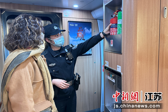 南京铁路公安处乘警支队民警向平安志愿者介绍车上设施。南京铁路公安处乘警支队供图 南京铁路公安处乘警支队民警向平安志愿者介绍车上设施。南京铁路公安处乘警支队供图