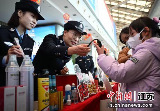 南京�F路公安�民警向旅客介�B�`禁品的�N�。南京�F路公安�南京站派出所供�D