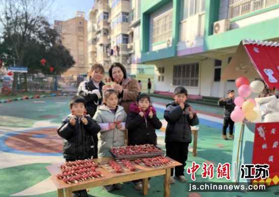 孩子��吃到自己�H手做的糖葫�J。 王晶 �z