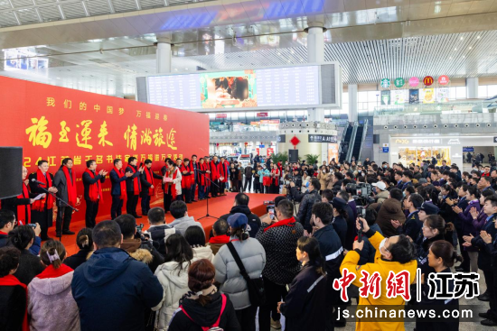 春运首日南京铁警“暖心”护航“回家路”——我国新闻网