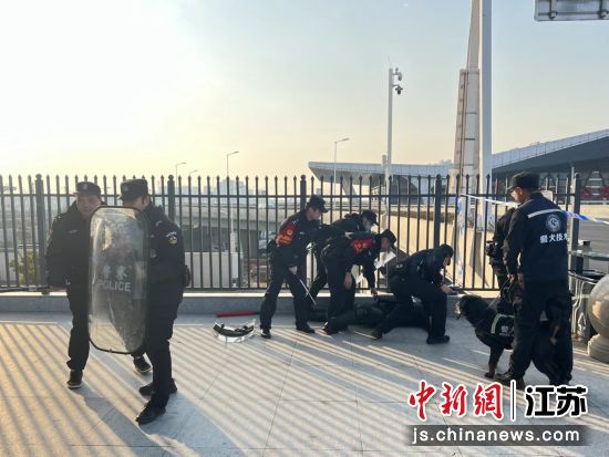 1月29日，南京�F路公安�宿�w站派出所�合宿�w市公安局巡特警支�共同�_展�置突�l事件��急演�。