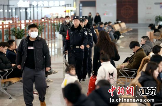 1月29日，南京�F路公安�宿�w站派出所民警在候�室�乳_展治安巡�。