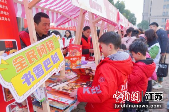 青少年们挑选中意的图书。 青少年们挑选中意的图书。