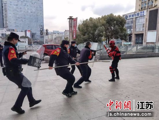 南京�F路公安��江站派出所民警在�站�_展反恐演�