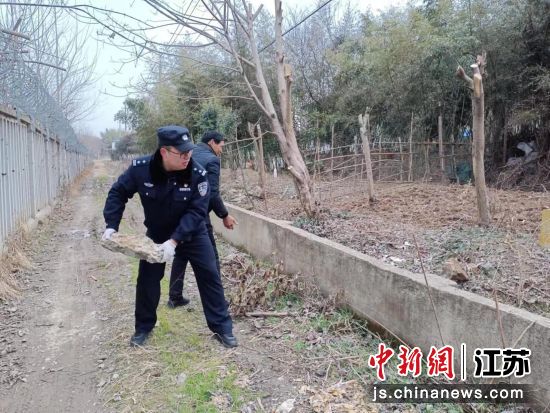 南京铁路公安处镇江站派出所民警在线路开展隐患排查 南京铁路公安处镇江站派出所民警在线路开展隐患排查