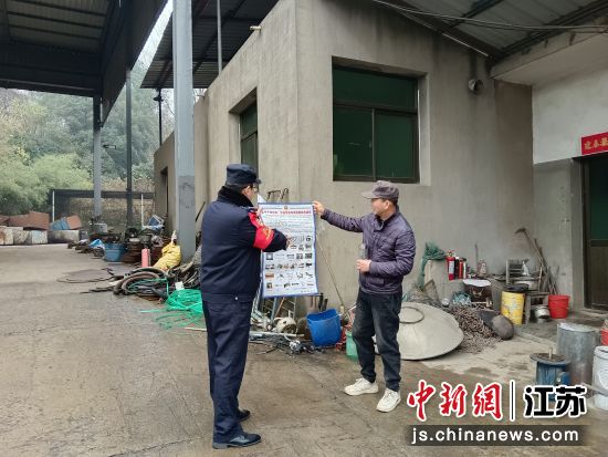 南京�F路公安��江站派出所民警在沿��_展法制安全宣��