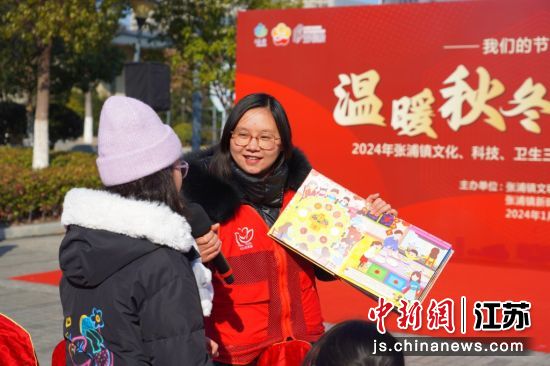 阅读推广人现场与大家分享好书。 阅读推广人现场与大家分享好书。