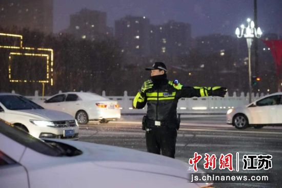 夜间疏导交通。陈良伟 摄 夜间疏导交通。陈良伟 摄