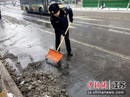 徐州鼓楼展开扫雪除冰举动 保路面疏通——我国新闻网