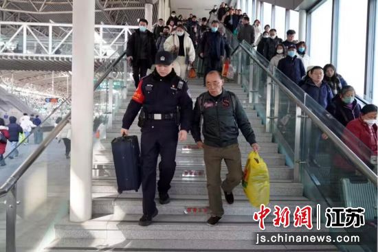 应对雨雪冰冻气候 南京铁警全力保证旅客出行——我国新闻网