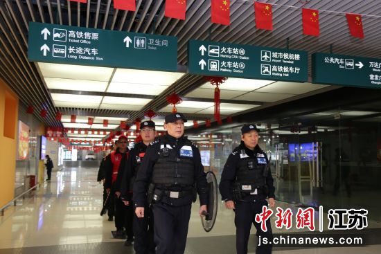 民警和志愿者在镇江站客运枢纽开展联合巡逻。 民警和志愿者在镇江站客运枢纽开展联合巡逻。