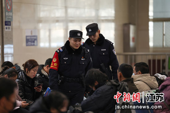 执勤民警进行安全巡查,为旅客营造平安、有序、和谐的候车环境。侯启光 摄.jpg 执勤民警进行安全巡查,为旅客营造平安、有序、和谐的候车环境。侯启光 摄.jpg