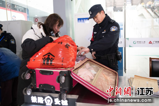 民警在认真检查旅客行李。常州站派出所供图 民警在认真检查旅客行李。常州站派出所供图