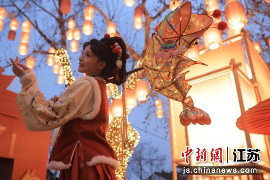 新春佳节无锡南长街举行龙年主题灯展——我国新闻网