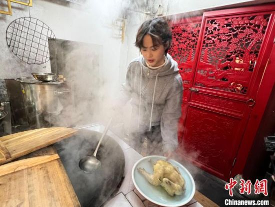 台湾“90后”农场主谢丞恩正用农家大锅灶炖煮鸡汤。 中新网记者 朱晓颖 摄 台湾“90后”农场主谢丞恩正用农家大锅灶炖煮鸡汤。 中新网记者 朱晓颖 摄