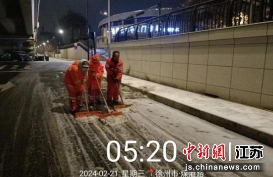 徐州鼓楼城管今夜铲除积雪 保证市民出行安全——我国新闻网