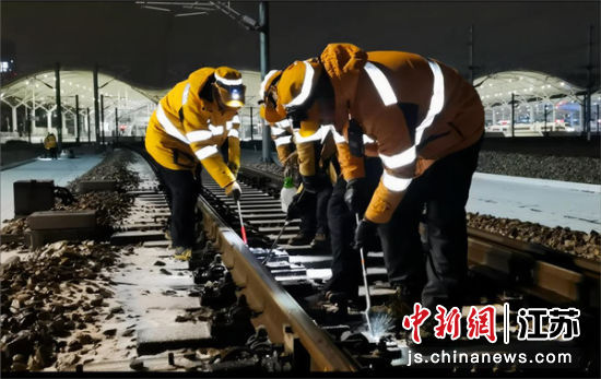 铁路徐州电务段扫雪除冰保证高铁运转疏通——我国新闻网