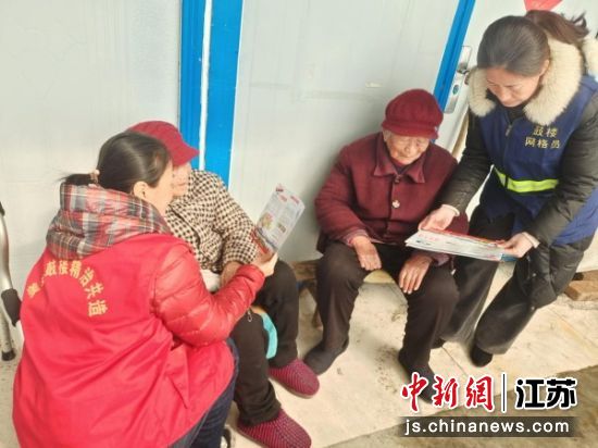 社区工作人员和网格员为辖区老年人讲解反诈防骗知识。 李盼盼 摄 社区工作人员和网格员为辖区老年人讲解反诈防骗知识。 李盼盼 摄