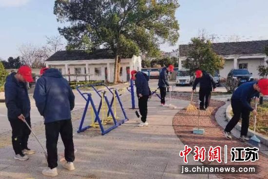 中铁四局南京分公司开展学雷锋志愿服务活动。 卢旭 摄 中铁四局南京分公司开展学雷锋志愿服务活动。 卢旭 摄