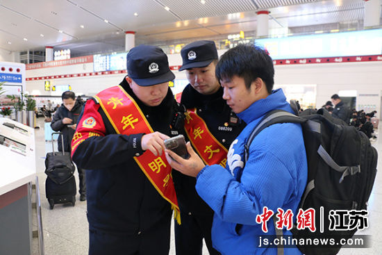 徐州东站派出所成立青年民警服务队,积极解答旅客咨询求助 张懿丹 摄 徐州东站派出所成立青年民警服务队,积极解答旅客咨询求助 张懿丹 摄