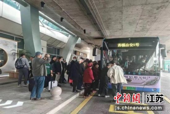 两地居民体验“苏锡公交1号线”。无锡市新吴区交通运输局供图 两地居民体验“苏锡公交1号线”。无锡市新吴区交通运输局供图