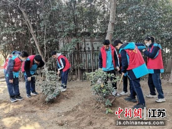 组织辖区青少年开展植树活动。昝玉英摄 组织辖区青少年开展植树活动。昝玉英摄