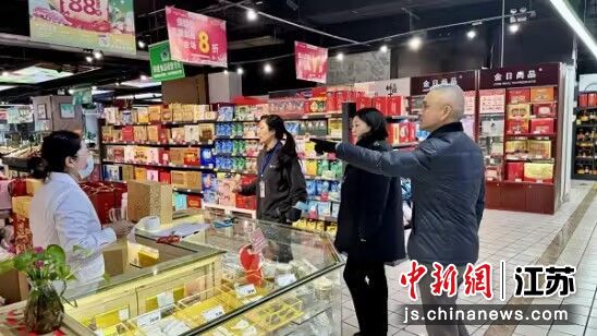 执法队员对辖区的商超进行安全检查 南京市鼓楼区市场监督管理局供图 执法队员对辖区的商超进行安全检查 南京市鼓楼区市场监督管理局供图