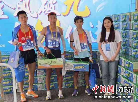 “水中珍品”鲥鱼作为特别完赛奖。孙权 摄 “水中珍品”鲥鱼作为特别完赛奖。孙权 摄