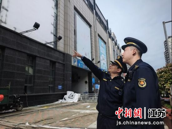 城管队员指导商家对广告灯箱进行提档升级 南京市六合区城市管理局供图 城管队员指导商家对广告灯箱进行提档升级 南京市六合区城市管理局供图