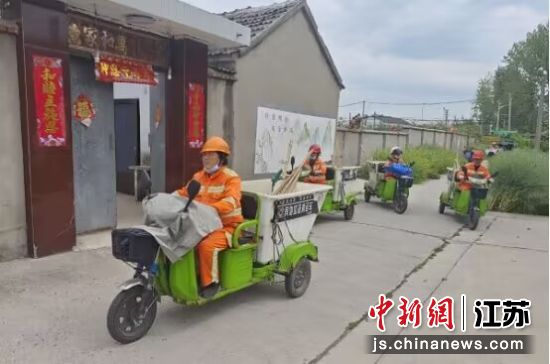 当地环卫人员开展农村垃圾分类清理和转运工作 林超摄 当地环卫人员开展农村垃圾分类清理和转运工作 林超摄