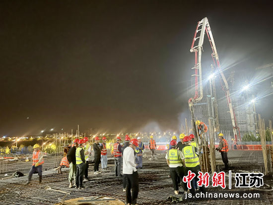 中铁四局宁马城际铁路滨江车辆段项目首块盖板浇筑现场。王硕 摄 中铁四局宁马城际铁路滨江车辆段项目首块盖板浇筑现场。王硕 摄