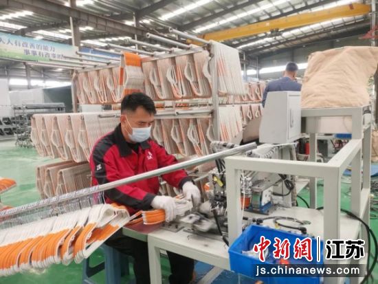车间里,工人忙着工作。冯威摄 车间里,工人忙着工作。冯威摄