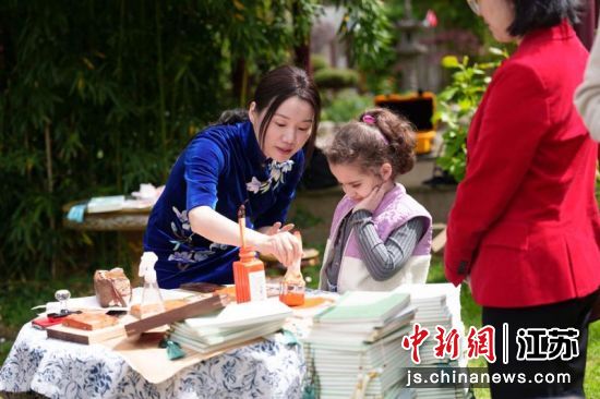 法国当地小朋友体验拓印。常州市委宣传部供图 法国当地小朋友体验拓印。常州市委宣传部供图