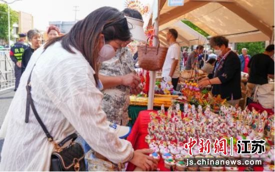 泰山庙会上,各类手工艺品琳琅满目。无线徐州供图 泰山庙会上,各类手工艺品琳琅满目。无线徐州供图