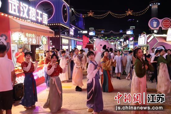 市民走进锡东新城体验创新消费场景 市民走进锡东新城体验创新消费场景