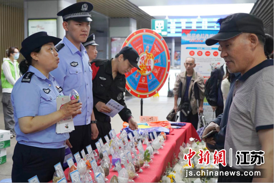 禁毒宣传主题活动开展。南京铁路公安处南京站派出所供图 禁毒宣传主题活动开展。南京铁路公安处南京站派出所供图