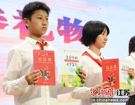 每位同学都收到了青春礼物。南师附中新城初中黄山路分校供图 每位同学都收到了青春礼物。南师附中新城初中黄山路分校供图