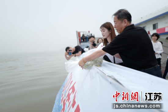水生生物增殖放流现场。无锡人大融媒体联盟供图 水生生物增殖放流现场。无锡人大融媒体联盟供图