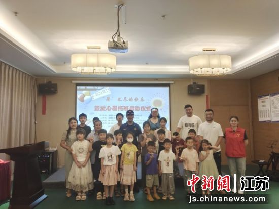 志愿者教师与孩子们在“爱心暑托班”开班仪式上合影。罗传传摄 志愿者教师与孩子们在“爱心暑托班”开班仪式上合影。罗传传摄