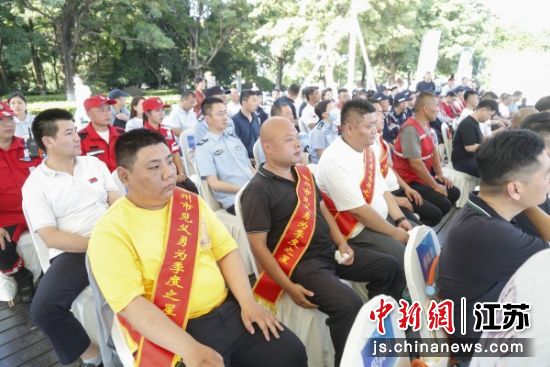 市见义勇为基金会对见义勇为先进人员进行表彰。白雪摄 市见义勇为基金会对见义勇为先进人员进行表彰。白雪摄