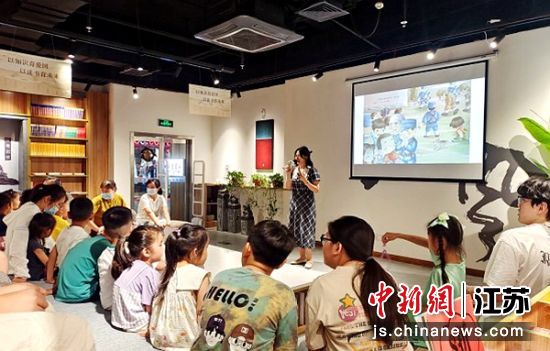 工作人员带着孩子们一起进行绘本阅读。沛县县委宣传部供图 工作人员带着孩子们一起进行绘本阅读。沛县县委宣传部供图