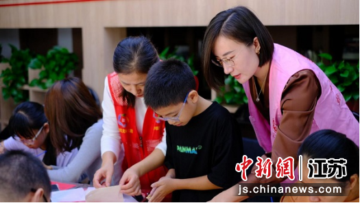 指导老师教学烧箔画手工制作技巧。 李小菊摄 指导老师教学烧箔画手工制作技巧。 李小菊摄