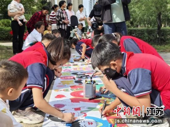 孩子们绘制画卷,为祖国献祝福。王宁摄 孩子们绘制画卷,为祖国献祝福。王宁摄