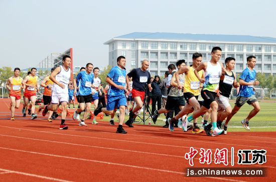 首屆警務(wù)實戰(zhàn)技能大賽暨第八屆警體運動會開幕。圖說2：比賽現(xiàn)場。圖說3：比賽現(xiàn)場。王力 攝