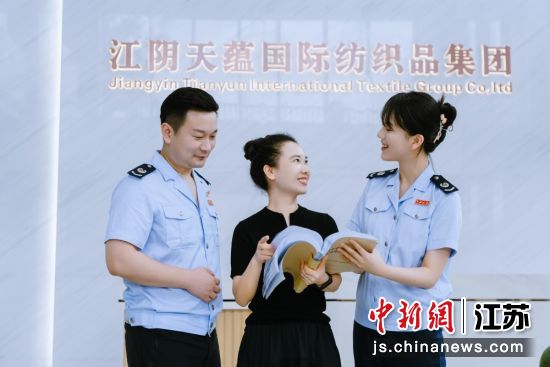 国家税务总局江阴市税务局提供“一企一策”个性化服务,解决出口企业涉税诉求。顾奕君 摄 国家税务总局江阴市税务局提供“一企一策”个性化服务,解决出口企业涉税诉求。顾奕君 摄