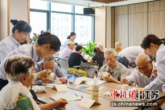 老人在康养中心内生活。 王海桦 摄