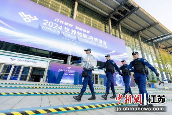 无锡公安智慧警务精彩亮相物博会;2、展区现场;3、参观者在展区互动;无锡公安供图 无锡公安智慧警务精彩亮相物博会;2、展区现场;3、参观者在展区互动;无锡公安供图